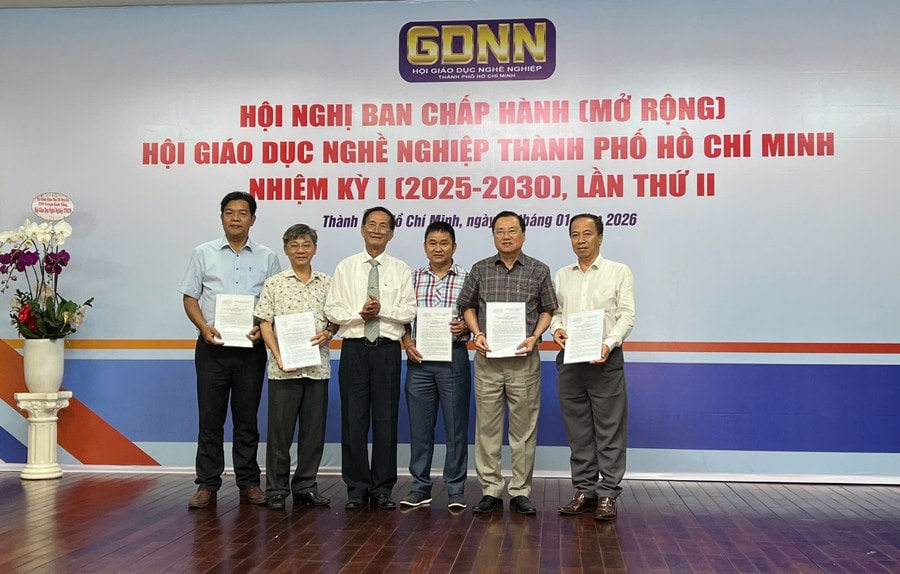 Trao quyết định công nhận ban chấp hành Hội GDNN TPHCM nhiệm kỳ I (2025 - 2030). (Ảnh: H.P) 1000160600.jpg
