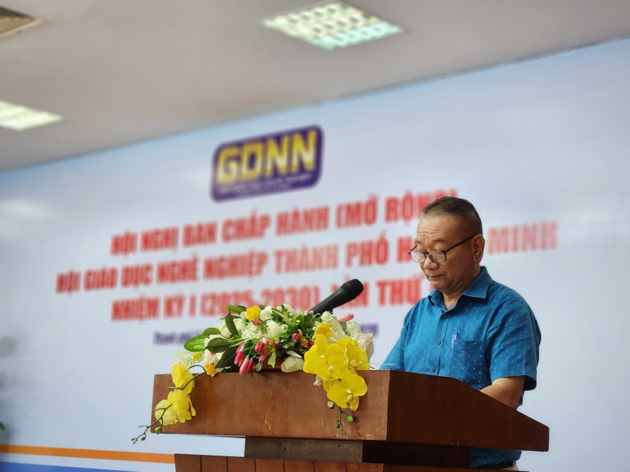 ThS Hoàng Quốc Long - Phó Chủ tịch Hội GDNN TPHCM chia sẻ tại hội nghị. 1000160570.jpg
