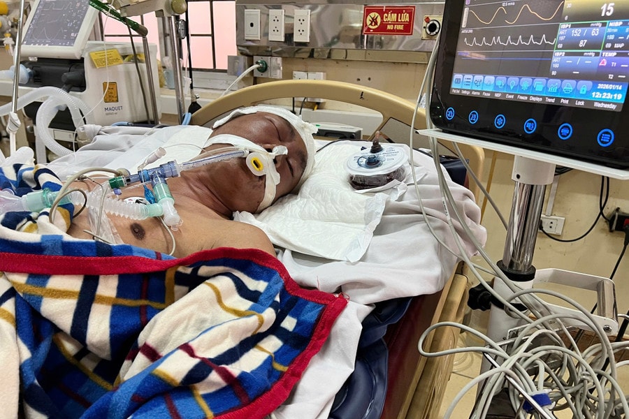 Tính mạng của thầy Sơn đang mong manh hơn bao giờ hết. (Ảnh: Vũ Long)