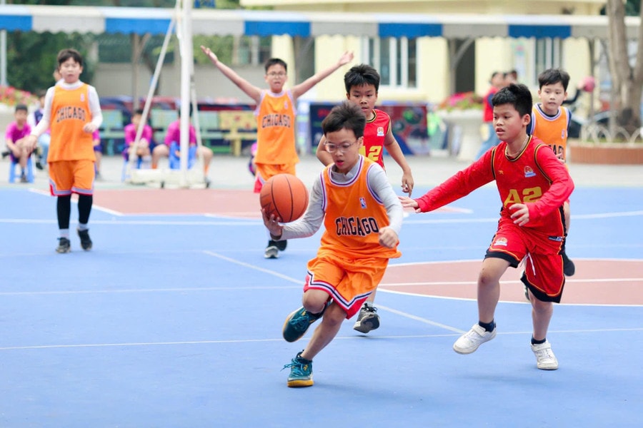 Học sinh Trường Tiểu học Nam Trung Yên, Hà Nội thi đấu bóng rổ tại trường.