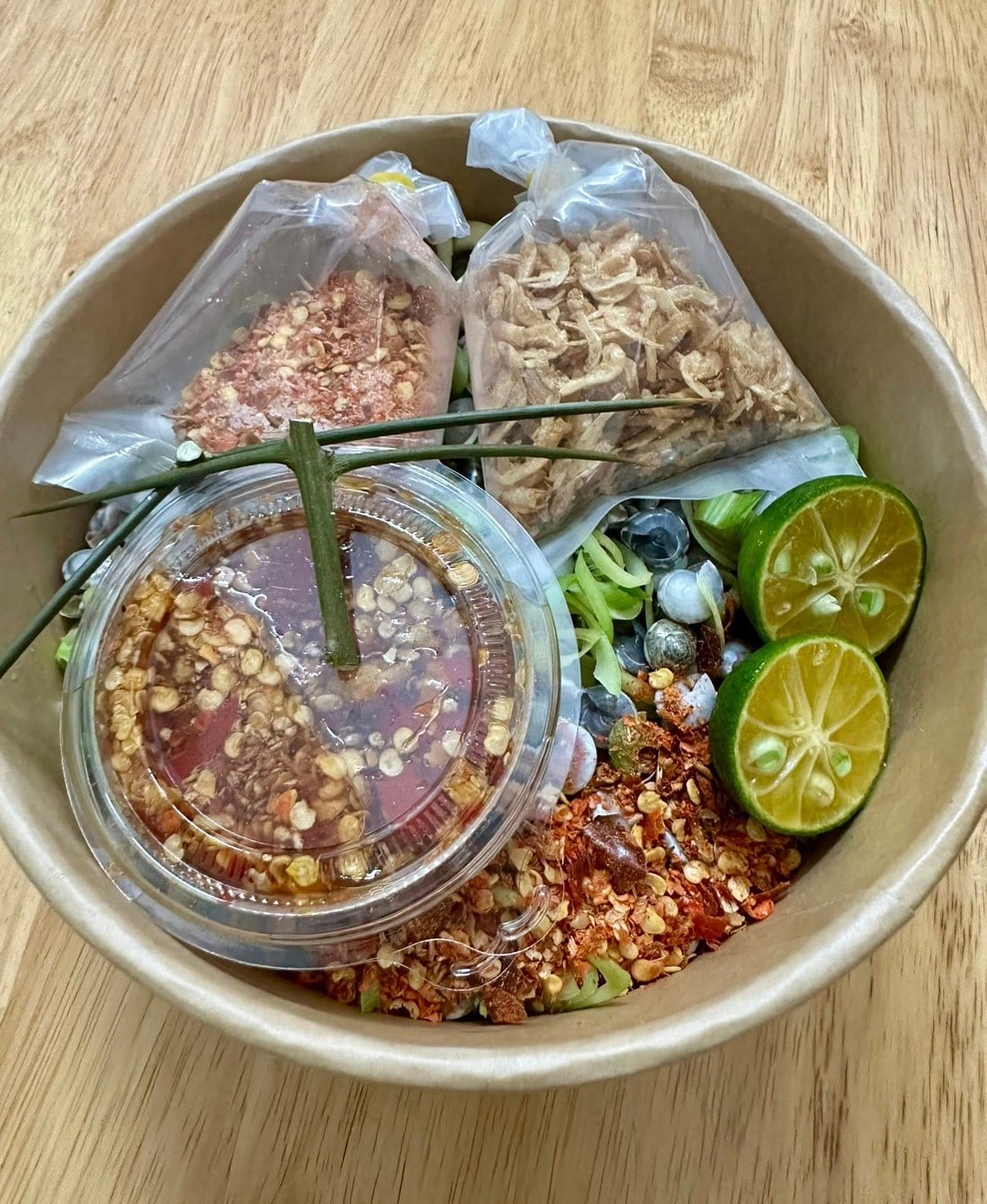 Chi 50.000 đồng mua ốc lạ ở Việt Nam, khách Tây ăn vài tiếng mới xong - 1