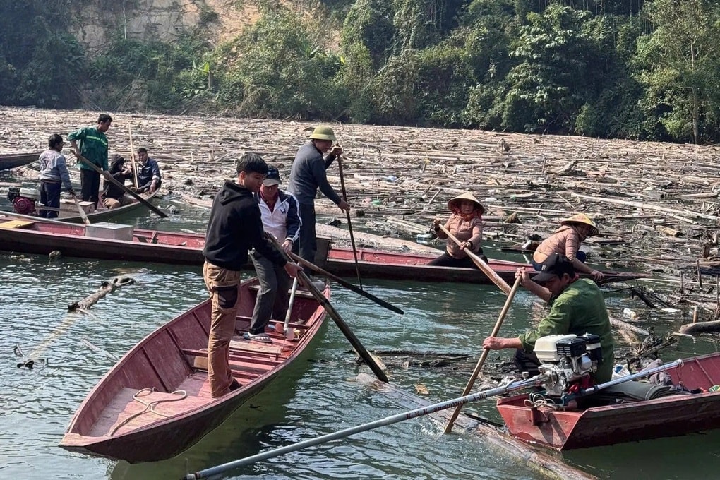Hàng trăm người dọn rác trên lòng hồ thủy điện cho học sinh đến trường - 3