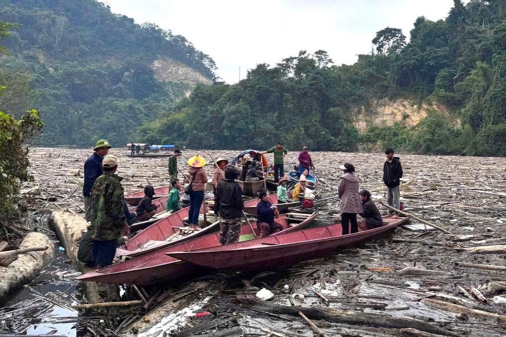 Hàng trăm người dọn rác trên lòng hồ thủy điện cho học sinh đến trường - 2