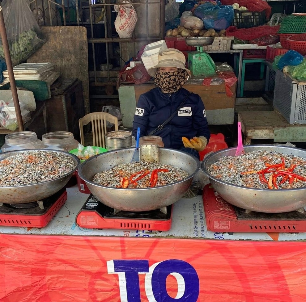 Chi 50.000 đồng mua ốc lạ ở Việt Nam, khách Tây ăn vài tiếng mới xong - 3