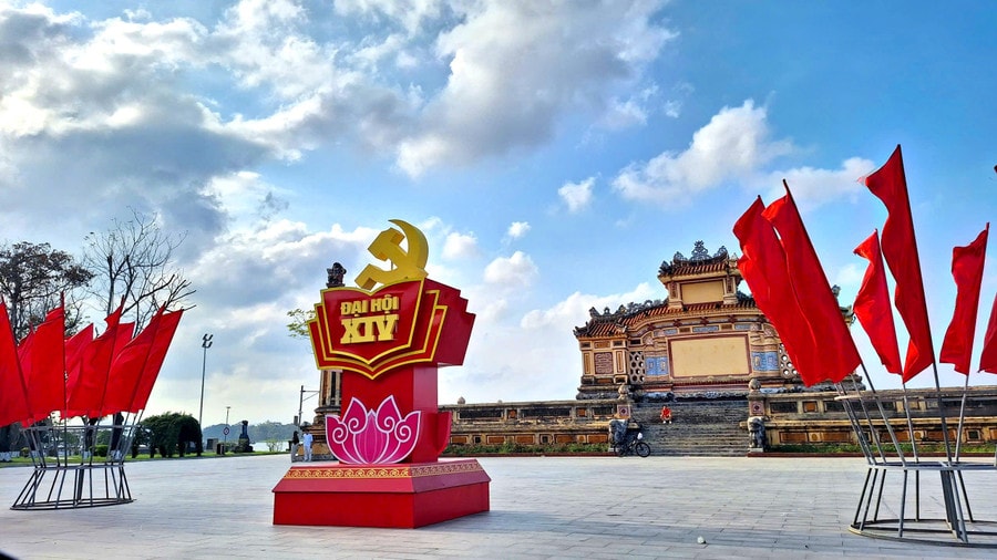Quảng trường trước Trường THPT chuyên Quốc Học - Huế rực rỡ cờ hoa mừng Đại hội đại biểu toàn quốc lần thứ XIV của Đảng.