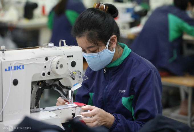 Công nhân dệt may tại một nhà máy ở Thái Nguyên may khẩu trang phục vụ chống dịch, tháng 2/2020. Ảnh: Ngọc Thành