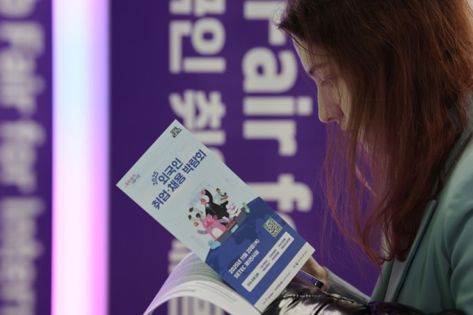 Một người tìm việc tại hội chợ việc làm dành cho người nước ngoài ở Seoul. Ảnh: Yonhap.