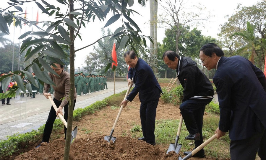 Ông Võ Hồng Nam và lãnh đạo Trường ĐH Kinh doanh và Công nghệ Hà Nội trực tiếp trồng cây Kim Giao tại cơ sở 2 của trường tại Từ Sơn (Bắc Ninh).