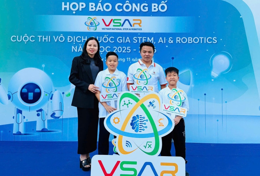 Bà Phạm Thị Hà - Hiệu trưởng Trường Tiểu học Kim Đồng chụp ảnh lưu niệm cùng HLV và các thành viên đội tuyển.