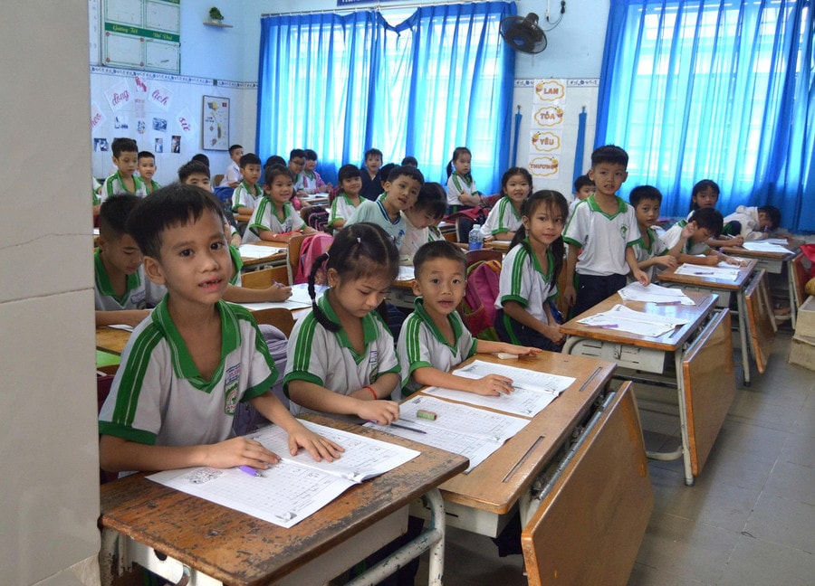 Sĩ số lớp quá đông gây tình trạng thiếu bàn ghế. 