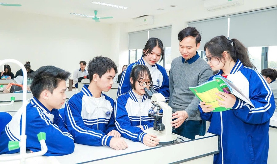 Học sinh Trường THPT Chuyên Vĩnh Phúc say mê thực hành trong phòng thí nghiệm hiện đại.