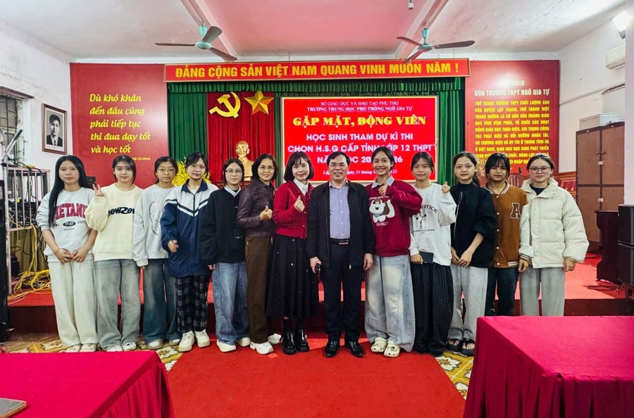 Thầy Triệu Văn Hải – Hiệu trưởng Trường THPT Ngô Gia Tự động viên học sinh trước kỳ thi.