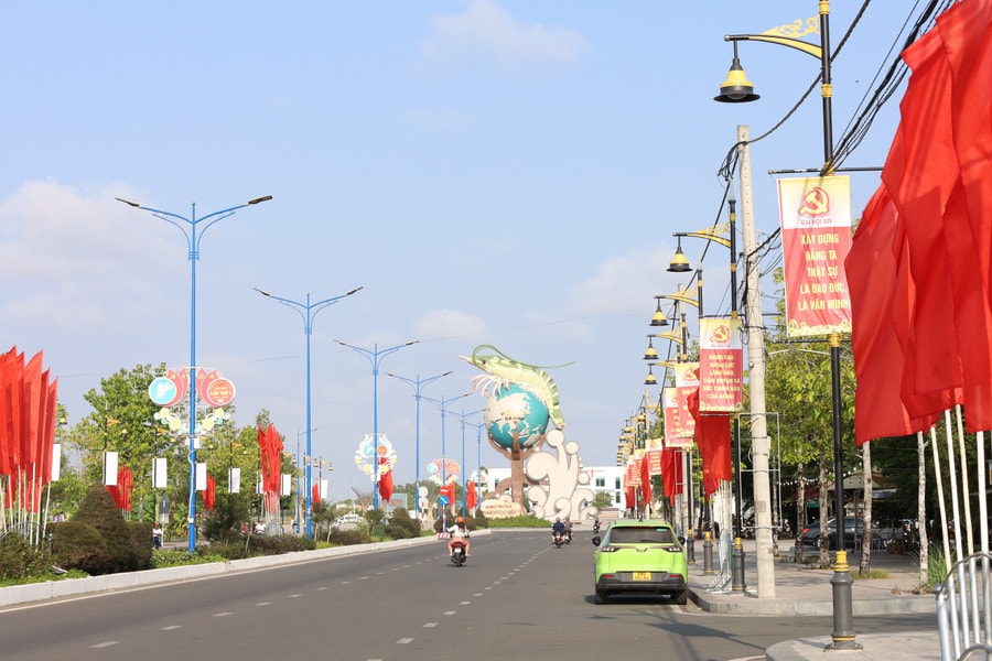 Khu vực Quảng trường Phan Ngọc Hiển (Cà Mau) rợp cờ phướng chào mừng Đại hội lần thứ XIV của Đảng.