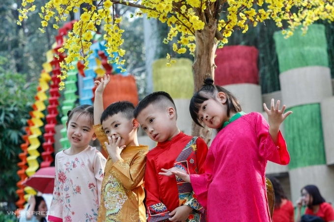 Trẻ em TP HCM mặc áo dài dự lễ hội Việt khai mạc tại Nhà văn hóa Thanh niên, đầu năm 2025. Ảnh: Khương Nguyễn