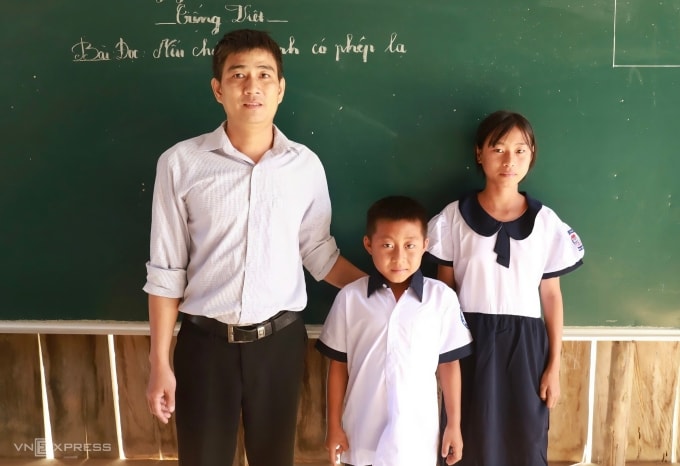 Thầy Hoàng Văn Ngọc (trái), 39 tuổi và Lý Văn Hoàng (giữa), 10 tuổi và Lý Thị Út, 11 tuổi, tháng 12/2025. Ảnh: Nga Thanh