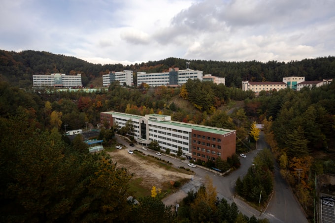 Khuôn viên trường Cao đẳng du lịch Gangwon, đóng cửa tháng 2/2024 vì thiếu sinh viên. Ảnh: SisaIn.