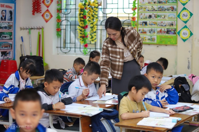Giáo viên trường Tiểu học Hưng Lợi, xã Lam Thành, tỉnh Nghệ An, trong một giờ học. Ảnh: Đức Hùng