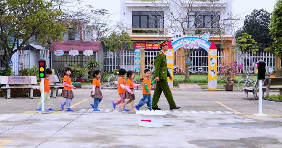 Trường Mầm non Ứng Hòe (Vĩnh Lại, Hải Phòng) phối hợp với công an xã giáo dục an toàn giao thông cho trẻ. Ảnh: NTCC