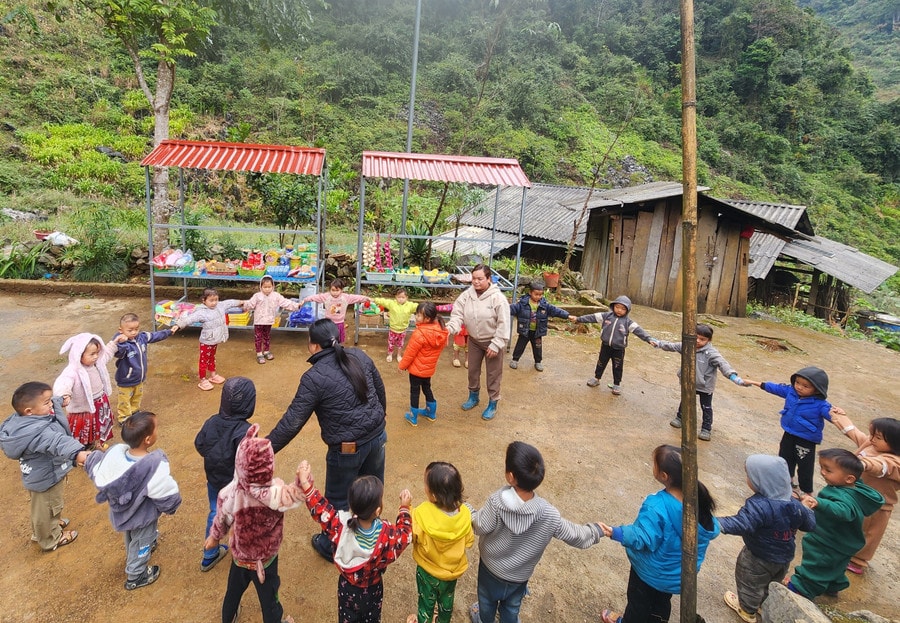 Cô và trò điểm trường Pải Chư Phìn, Trường MN Bát Đại Sơn, xã Cán Tỷ.
