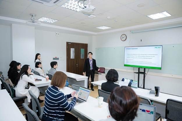 Chuyên gia chia sẻ tại Hội thảo FLEC 2026.