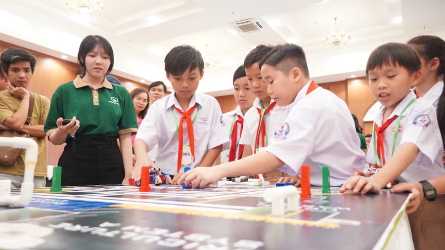 Học sinh Cần Thơ tham gia Cuộc thi Robothon cấp thành phố năm 2025.