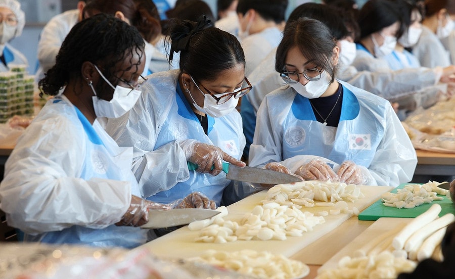 Sinh viên quốc tế tại Trường Đại học Yeungnam học nấu món ăn Hàn Quốc.