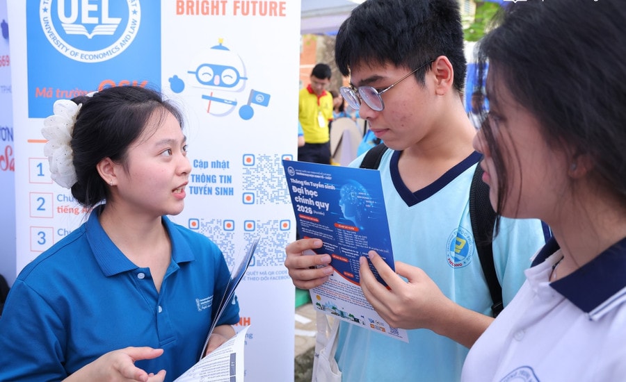 Học sinh dự ngày hội tư vấn tuyển sinh - hướng nghiệp tại gian hàng Trường Đại học Kinh tế - Luật (Đại học Quốc gia TPHCM).