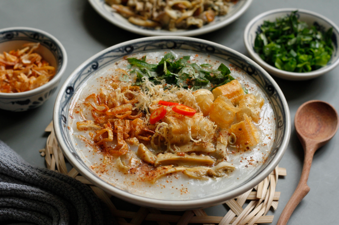 Các món ăn như cháo, súp, ngũ cốc hấp và trứng chần là những lựa chọn tối ưu buổi sáng. Ảnh: Bùi Thủy