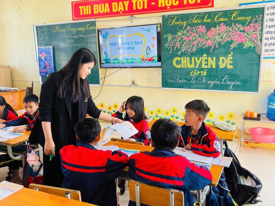 Giáo viên Trường Tiểu học Cẩm Quang (Hà Tĩnh) ứng dụng CNTT trong dạy học. th-cam-quang.jpg