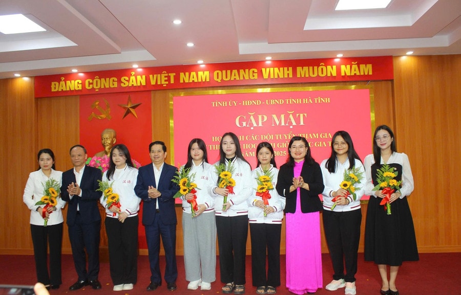 Lãnh đạo tỉnh và Giám đốc Sở GD&ĐT Hà Tĩnh tặng hoa chúc mừng các học sinh tham gia Kỳ thi chọn HSG quốc gia năm 2025. img-2875-9817.jpg