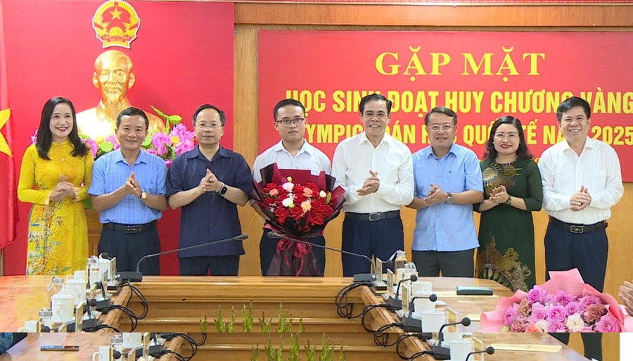 Lãnh đạo tỉnh Hà Tĩnh chúc mừng em Trần Minh Hoàng (học sinh Trường THPT Chuyên Hà Tĩnh) - HCV Olympic Toán quốc tế 2025. z6872920316235-a84404f8f354d31bb7af478ef5cdc006.jpg