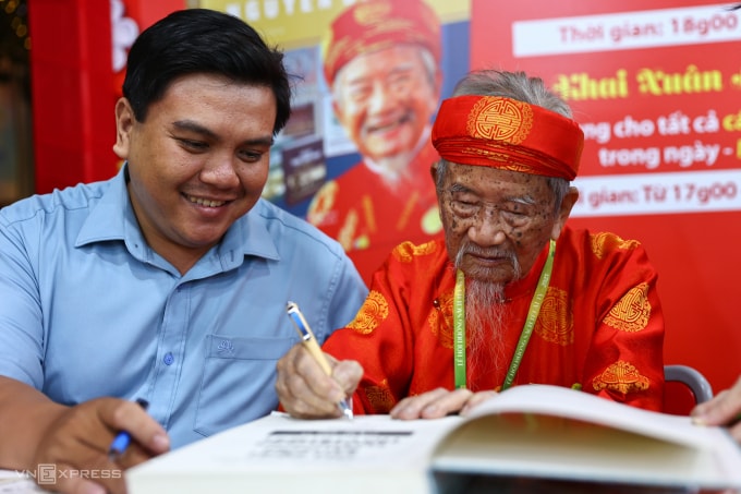 Nhà nghiên cứu Nguyễn Đình Tư, sinh năm 1920, tại đường sách Tết 2025. Ảnh: Quỳnh Trần