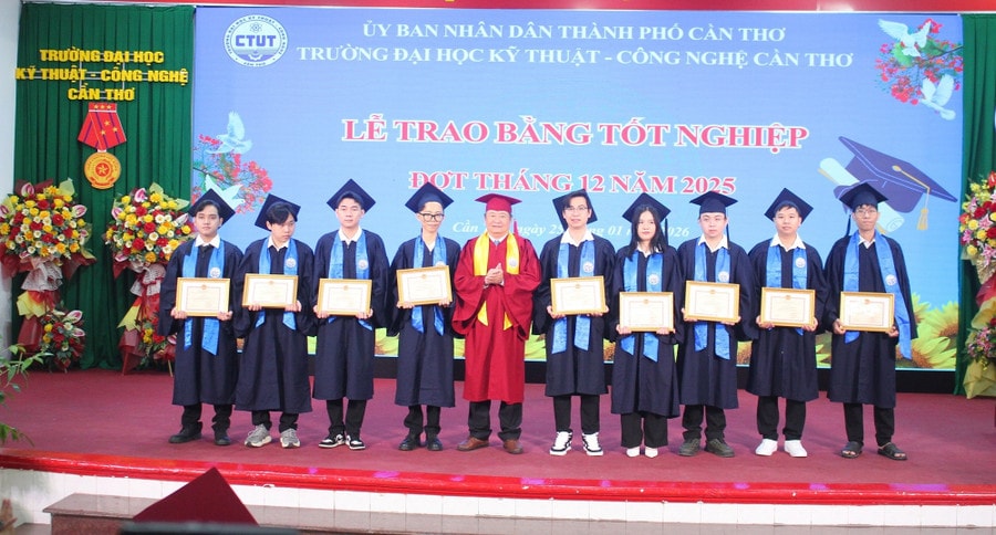 Lãnh đạo Trường khen thưởng tân khoa tốt nghiệp loại xuất sắc.