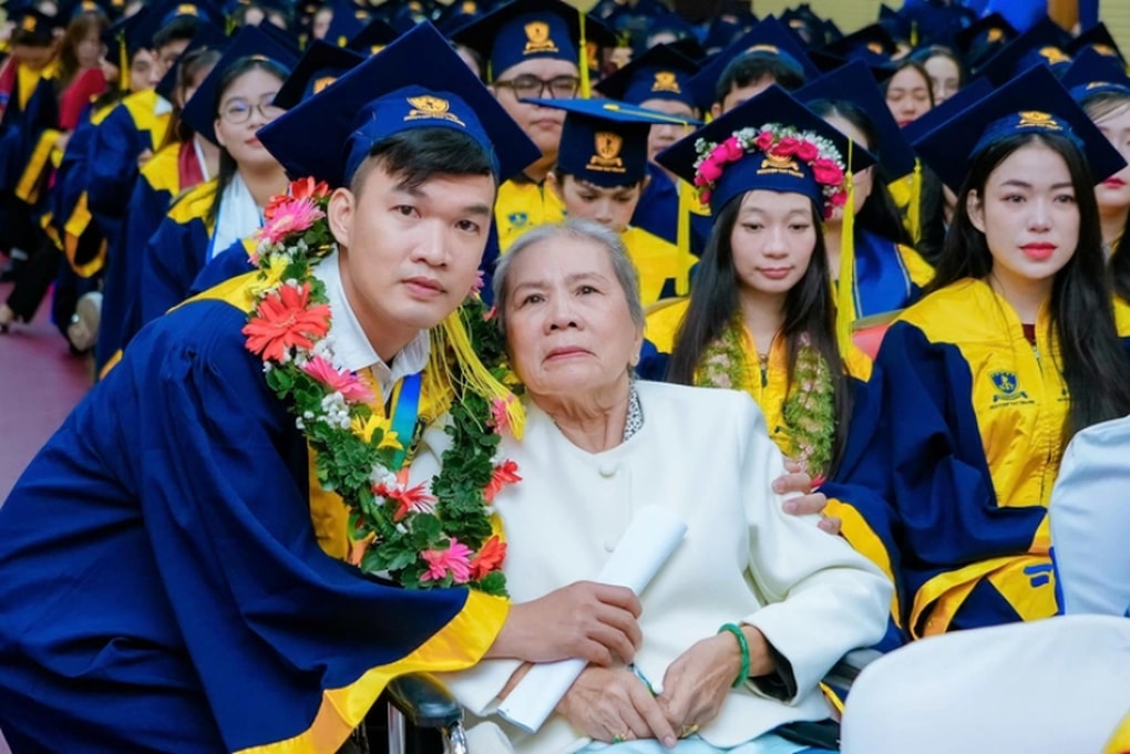 Chàng tân dược sĩ cõng mẹ lên bục nhận bằng xuất sắc gây xúc động - 3
