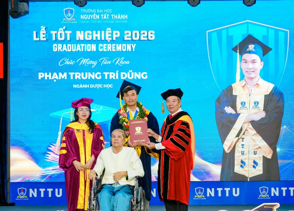 Chàng tân dược sĩ cõng mẹ lên bục nhận bằng xuất sắc gây xúc động - 2