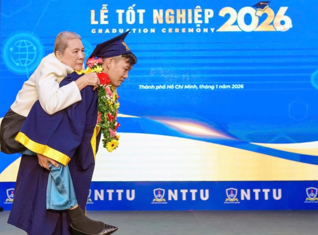 Chàng tân dược sĩ cõng mẹ lên bục nhận bằng xuất sắc gây xúc động - 1