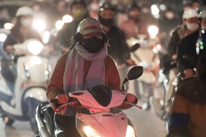 Mọi người cần giữ ấm khi ra ngoài đường để tránh bị cảm lạnh, sốc nhiệt. Ảnh: Hoàng Giang