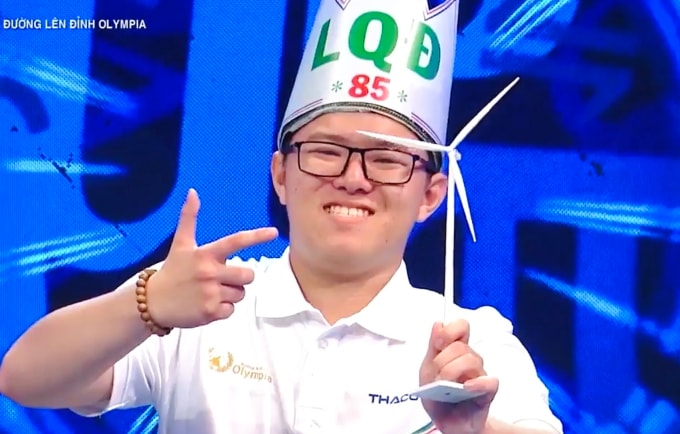 Trần Võ Gia Bảo bên mô hình điện gió. Ảnh chụp màn hình VTV