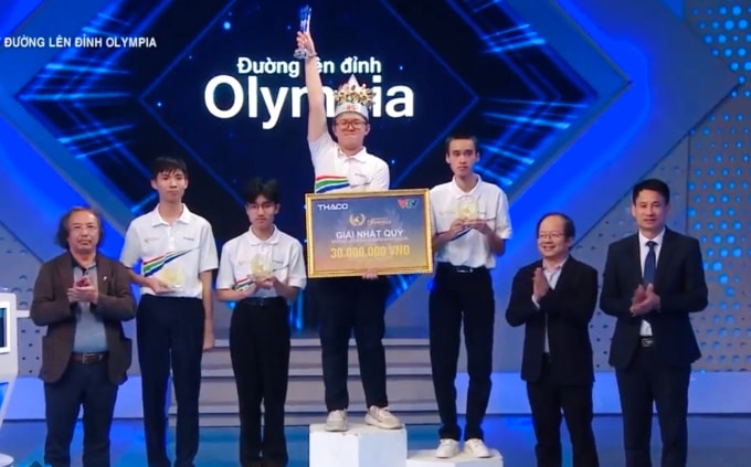 Gia Bảo và các thí sinh trên bục nhận thưởng. Ảnh chụp màn hình VTV