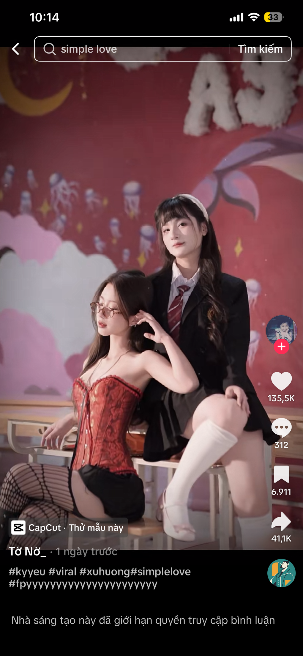 Nữ sinh gây tranh cãi khi mặc trang phục phản cảm chụp ảnh kỷ yếu trong lớp - 1