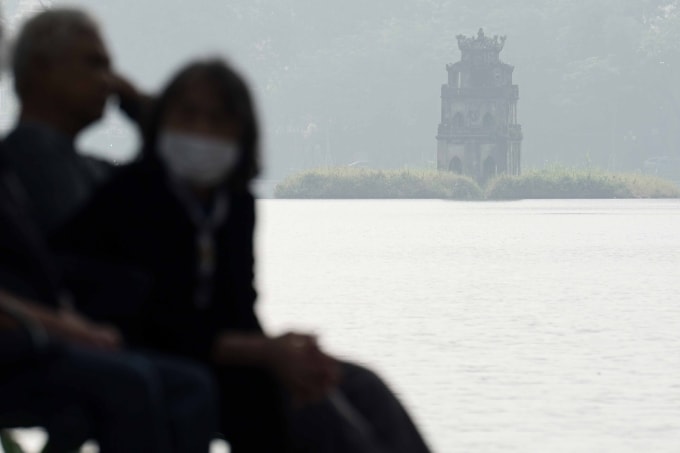 Ô nhiễm không khí tại hồ Gươm. Ảnh: Hoàng Giang