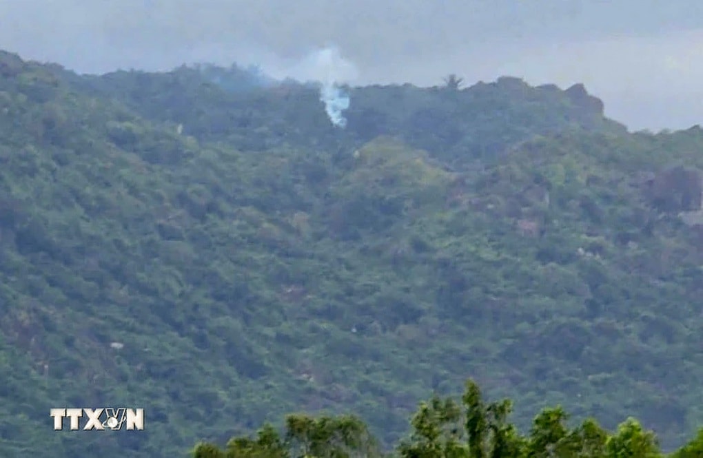 Đắk Lắk: Máy bay quân sự rơi trên vùng núi, phi công nhảy dù an toàn - 1