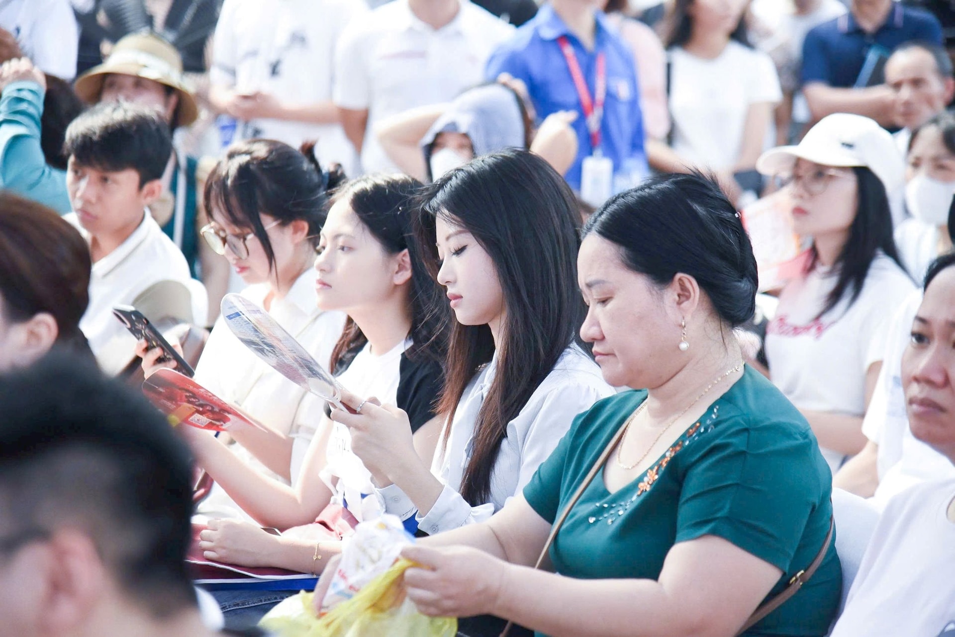 Thí sinh, phụ huynh tham dự Ngày hội lựa chọn nguyện vọng xét tuyển 2025. Ảnh: Xuân Quý