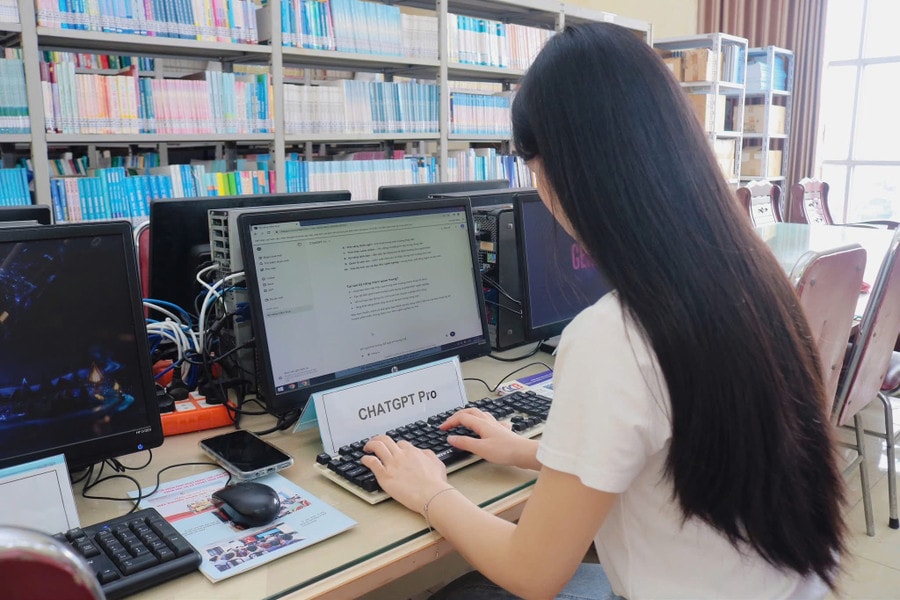 Nhà trường trang bị miễn phí các tài khoản công cụ trí tuệ nhân tạo chuyên sâu, bao gồm Gemini, ChatGPT, Gamma, Claude, DeepSeek, Qwen và nền tảng “AI luyện phát âm tiếng Anh” (do nhà trường tự phát triển), phục vụ nhu cầu học tập, nghiên cứu và thực hành của sinh viên tại thư viện anh-3.jpg