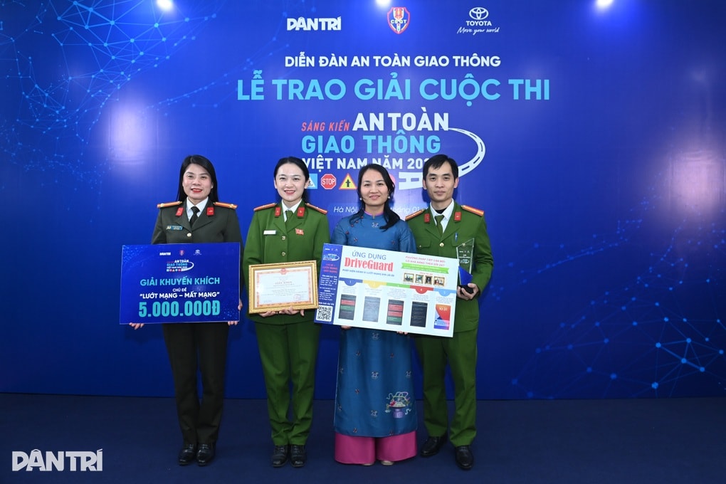 Chiếc điện thoại ở hiện trường mở lối giải sáng kiến an toàn giao thông - 2