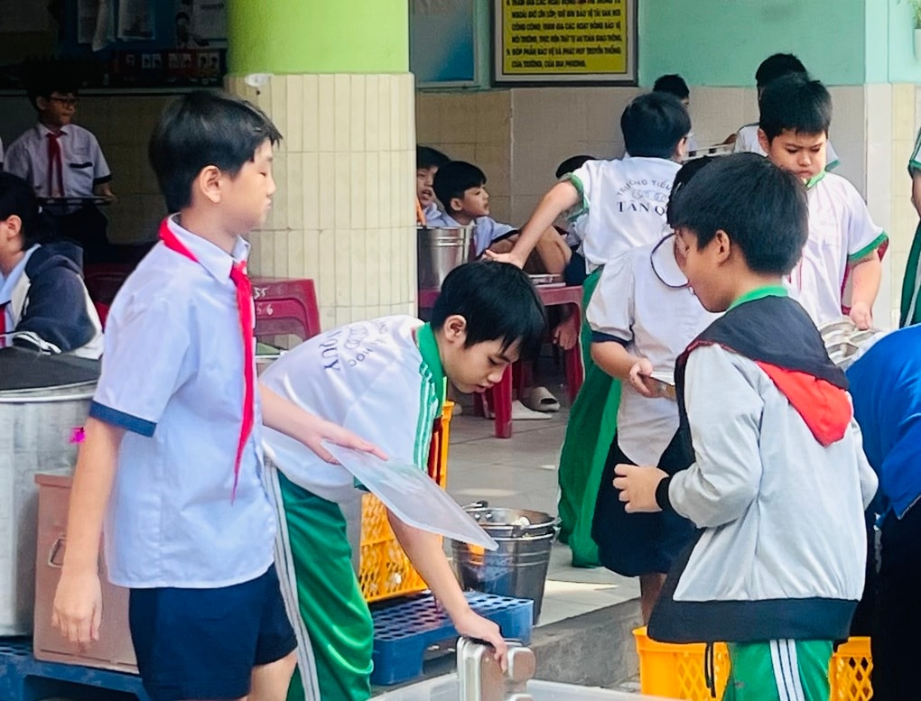 Phụ huynh vào trường kiểm tra đột xuất bữa ăn của con, phải báo trước? - 3