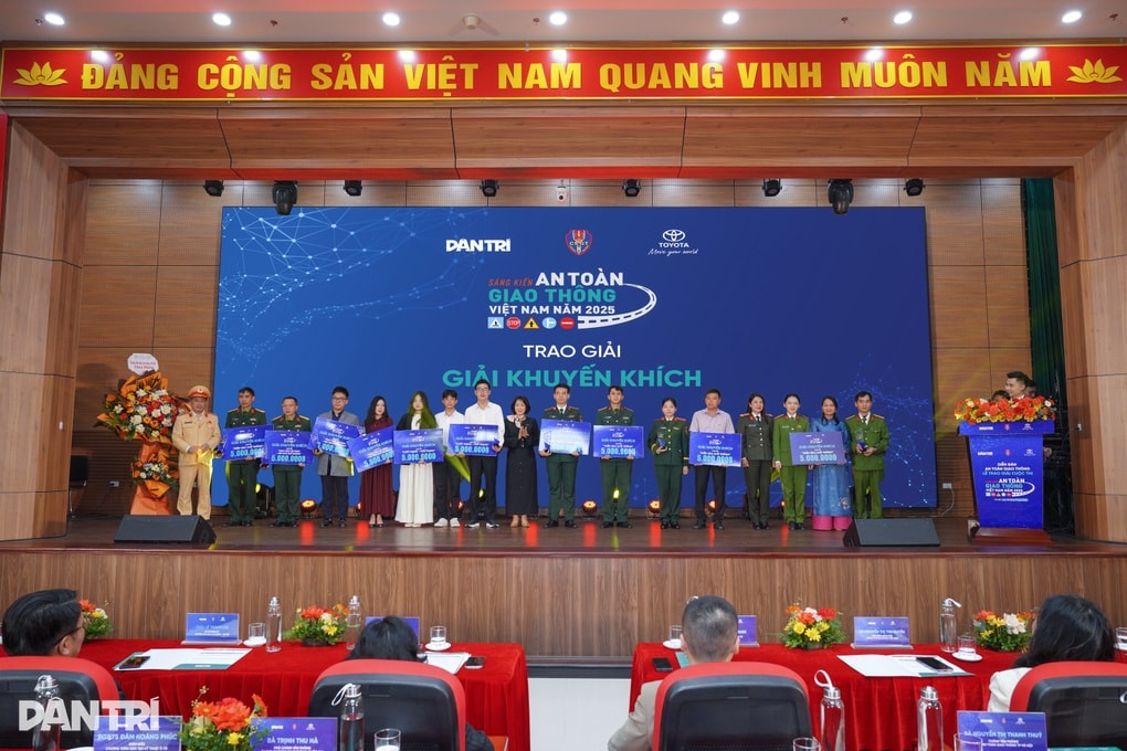 Chiếc điện thoại ở hiện trường mở lối giải sáng kiến an toàn giao thông - 1