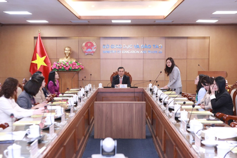 Thứ trưởng Bộ GD&ĐT Nguyễn Văn Phúc chủ trì Hội nghị.