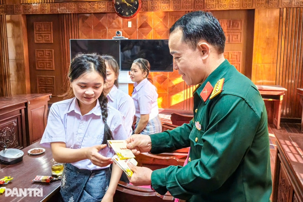 Đà Nẵng chúc Tết du học sinh Lào là con cán bộ quân nhân - 2