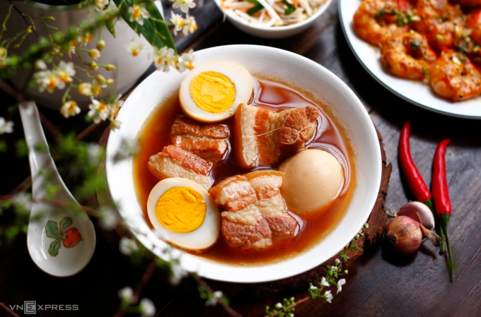 Thịt kho so với phương pháp chiên, nướng có thể giúp giảm thiểu sự hình thành AGEs có hại. Ảnh: Bùi Thủy